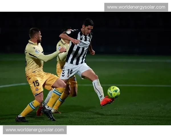 西班牙人足球队最新比赛精彩回顾及球员表现分析直播解说